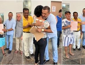 Moradores do BNH recebem escrituras de propriedade de imóveis em processo de regularização fundiária.