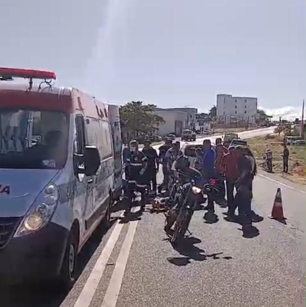 Motociclista colide com lateral de carro em Guanambi.