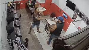 Policial penal mata jovem que teria chamado filha dele de “baranga” na internet.