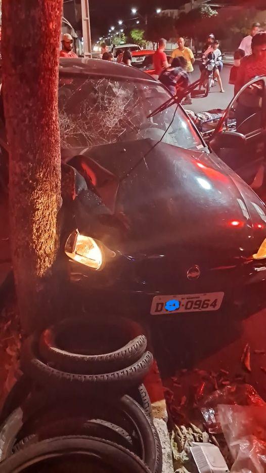 Adolescente de 16 anos perdeu controle de veículo e bateu contra poste na Av. Santos Dumont, em Guanambi.