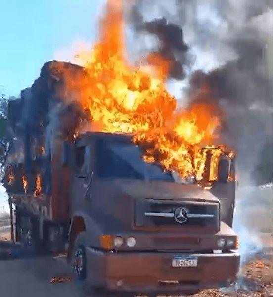 Caminhão carregado com feno pega fogo após tocar em rede elétrica em Carinhanha.