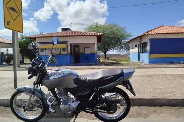 Condutor é detido em posto da PRE na BR-030 com motocicleta roubada em Guanambi.