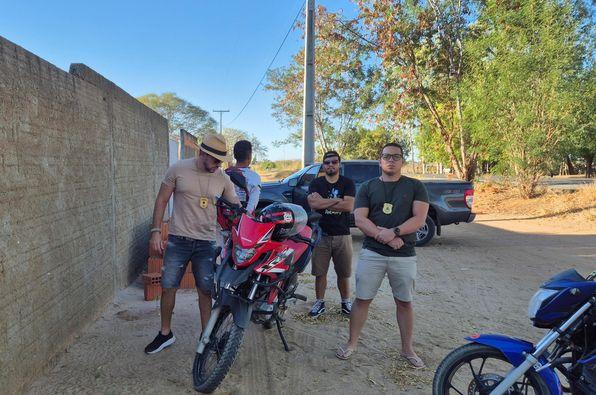 Homem é preso em flagrante após anunciar venda de moto clonada na internet.