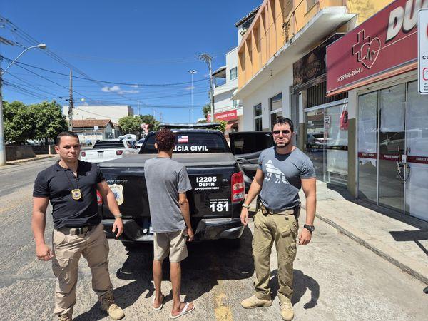 Homem furta veículo em condomínio, se envolve em acidente e acaba preso.