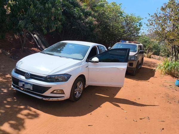 Homem que conduzia carro com placa clonada é levado à delegacia de Caetité.