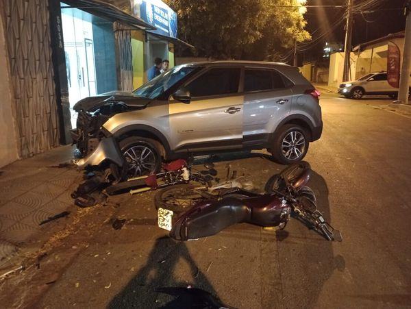 Motociclista sofreu fratura após colisão durante cruzamento em avenida movimentada de Guanambi.