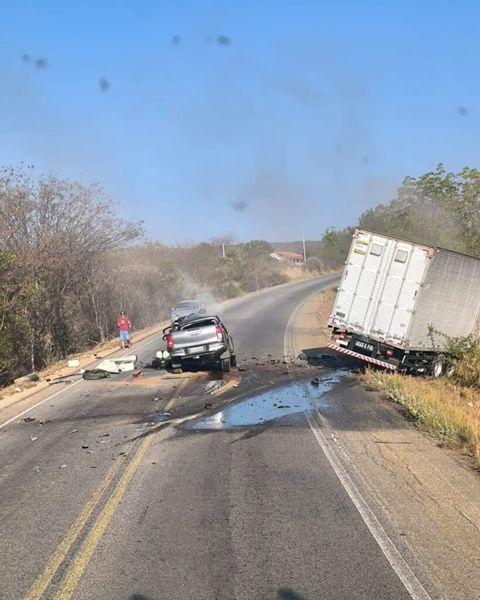 Motorista morre ao ficar preso às ferragens de carro após colisão com caminhão na BR-030, em Lagoa Real.