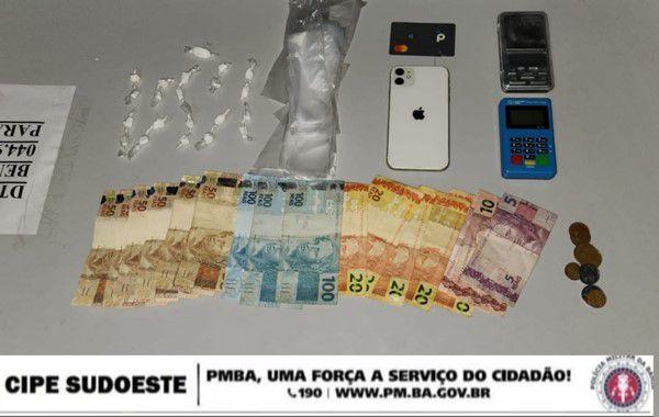 Operação da CIPE Sudoeste prende um homem por tráfico de drogas em Guanambi.