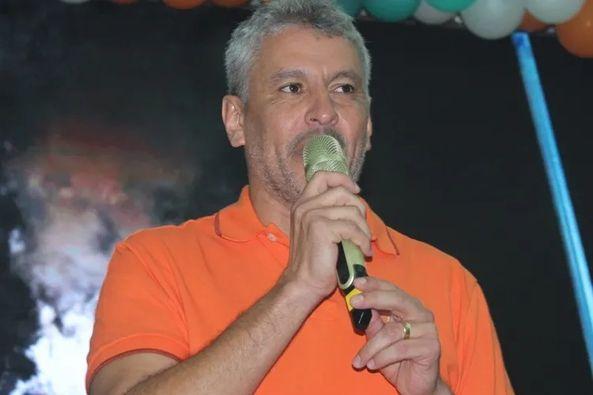 Nal Azevedo ora a Deus para que abençoe seus adversários em Guanambi.