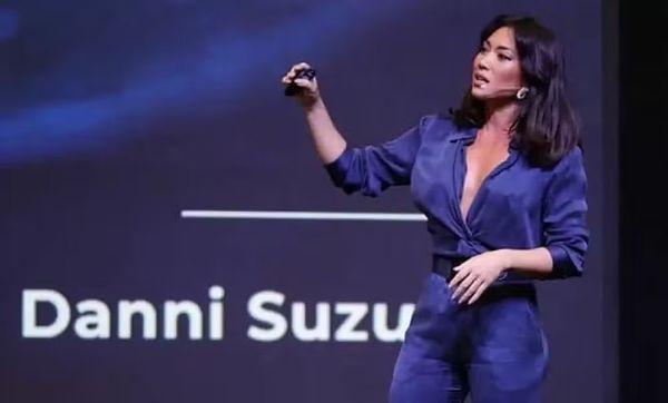 Atriz Danni Suzuki realiza palestra em Guanambi na 13ª Edição do Fórum de Negócios em Guanambi.