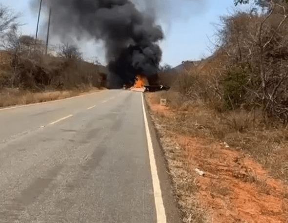 Carreta capota e pega fogo na BA-617, em Caculé.