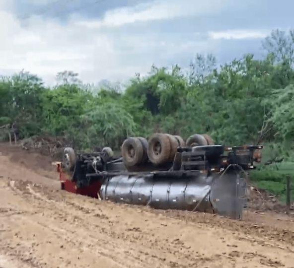 Caminhão tanque perde o controle da direção e tomba na zona rural de Malhada.