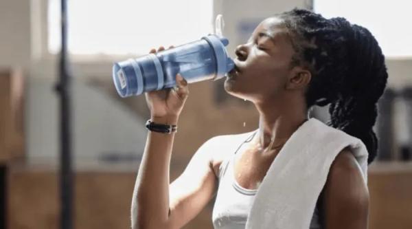 Estudo diz que garrafinha de água é mais suja que assentos sanitários.