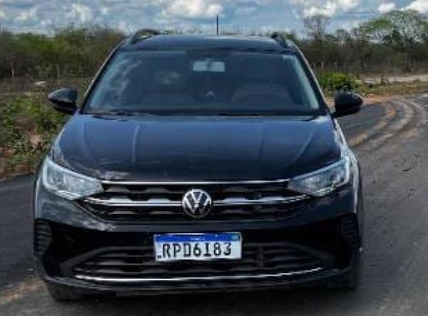 Motorista com carro suspeito de adulteração é levado à delegacia de Guanambi.