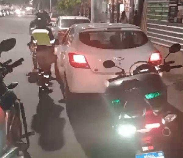Motorista com CNH vencida há 13 anos é flagrada usando o celular ao volante em Guanambi.