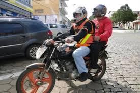 Mototaxista é advertido após recusar corrida em Guanambi.