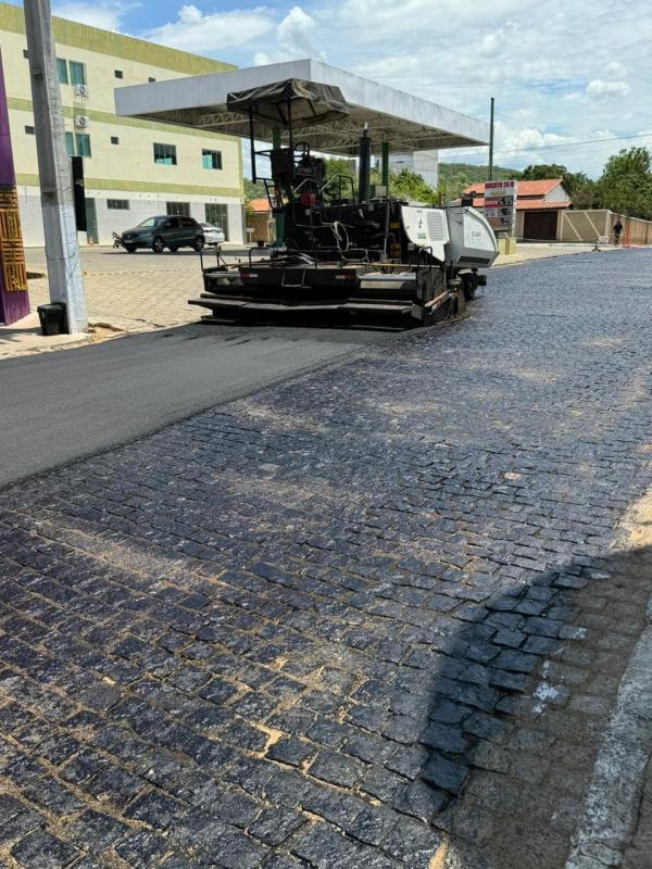 Parceria de Ivana Bastos com os governos estadual e municipal assegura asfalto para o centro de Botuporã.