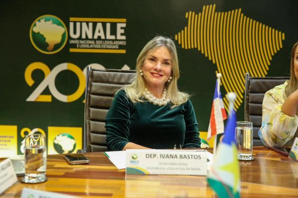 Secretária-Geral da Unale, deputada Ivana Bastos, parabeniza a ALBA pela indicação ao Prêmio Assembleia Cidadã com o projeto “Central de Atendimento ao Cidadão”.