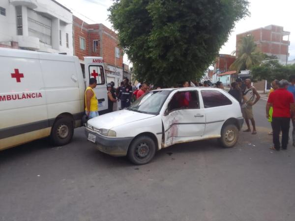Acidente envolvendo carro e moto deixa quatro feridos em Guanambi.