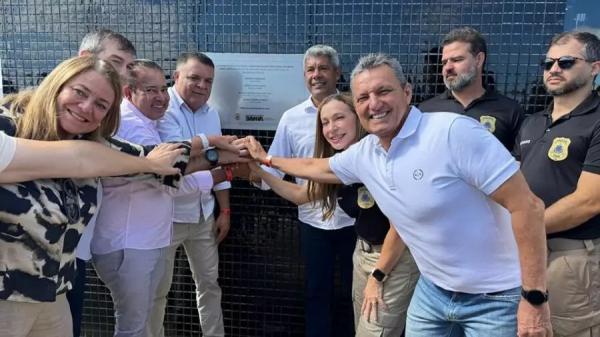 Deputado Charles Fernandes participa de inauguração de obras em Piripá ao lado do governador Jerônimo Rodrigues.