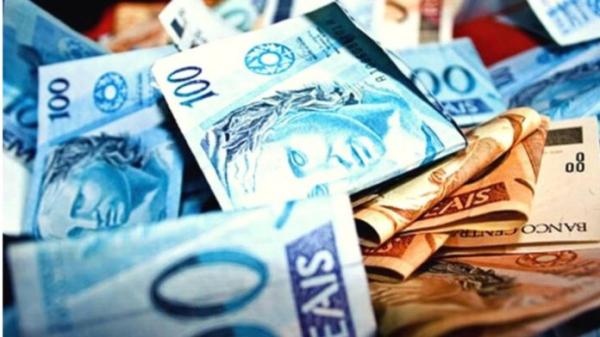 Homem foi flagrado pela PM com notas falsas de R$ 100 em Caetité.