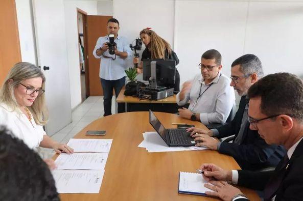 Ivana Bastos garante ampliação do Sistema de Esgotamento Sanitário de Guanambi.