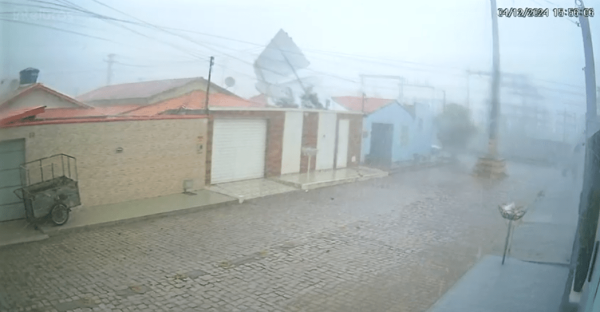 Ventania arranca parte de telhado de casa durante chuva em Guanambi.