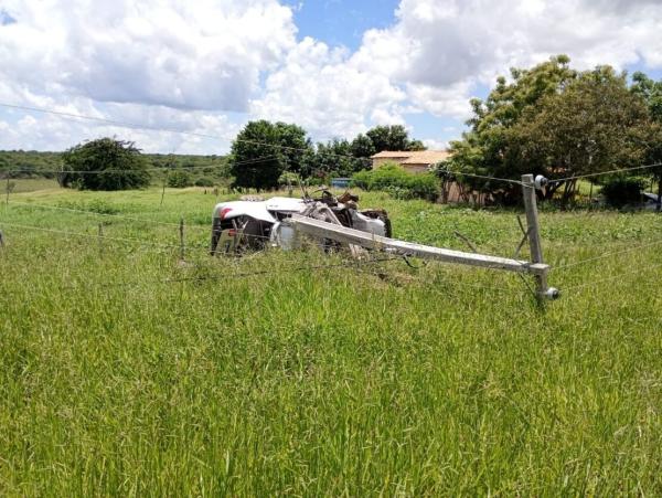 Duas pessoas ficam feridas após caminhonete colidir contra poste na BA-156, em Tanque Novo.