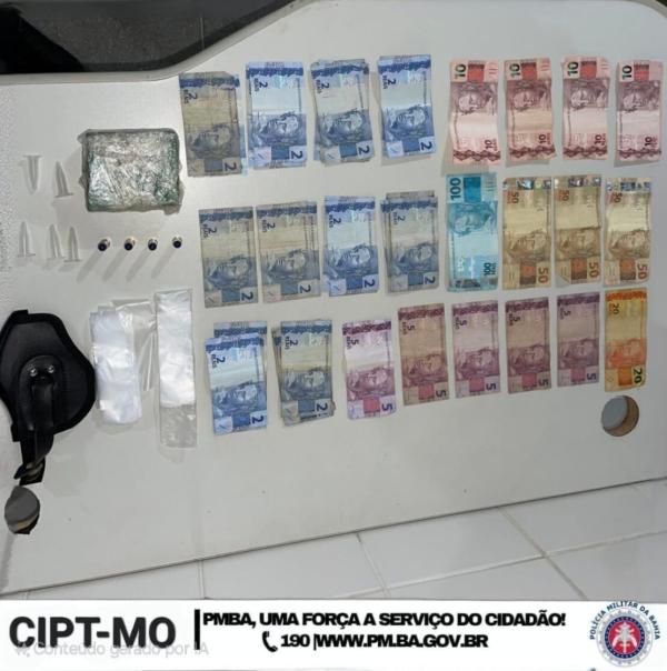Mãe de suspeito de tráfico morto em confronto com a polícia é presa com drogas em Carinhanha.