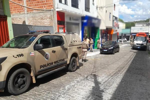 Empresário de Caetité surta, se tranca dentro de ótica e quebra toda loja em Brumado.