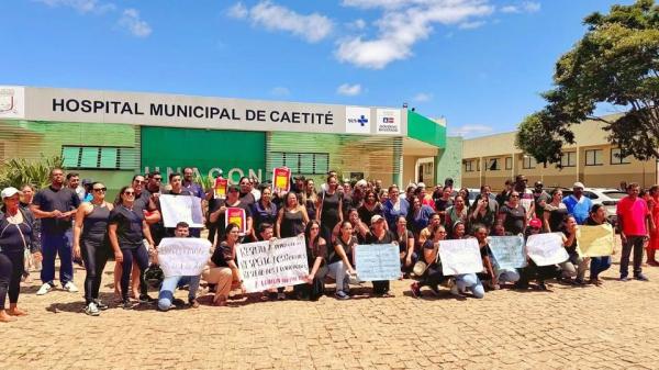 Protesto Pacífico em Caetité reivindica salários e continuidade dos serviços da UNACON.