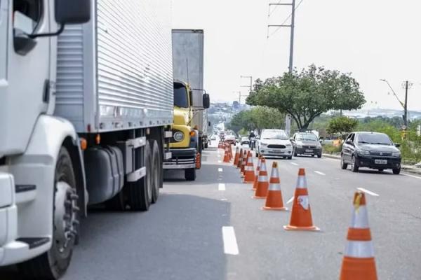 Valor do diesel aumenta frete e vai pesar no preço dos alimentos.