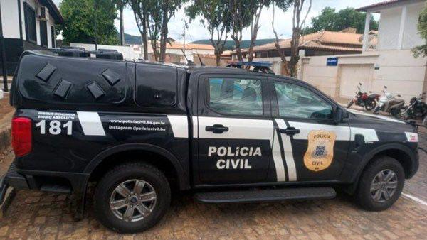 Polícia cumpre mandados contra assaltantes que roubaram R$ 50 mil e joias em Paramirim.