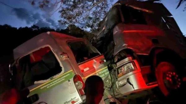 Acidente grave na BR-242 deixa 11 mortos e 5 feridos na Chapada Diamantina.