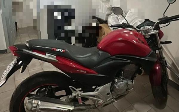 Homem é flagrado com moto clonada e sem documentação em Tanque Novo.