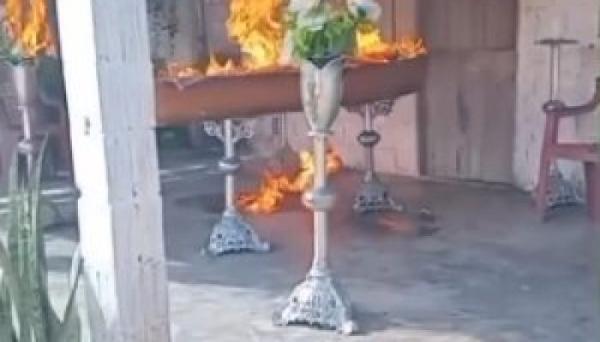 Criminosos invadem velório e incendeiam corpo de homem ligado a facção rival no interior do Ceará.