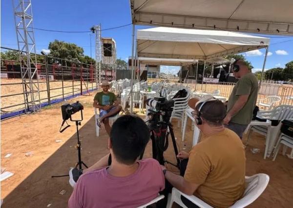 Equipe da TV Globo grava com peão na zona rural de Carinhanha.