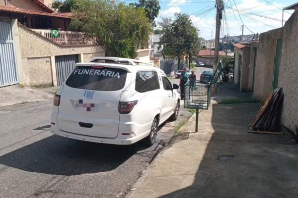 Carro de funerária é roubado com corpo dentro de caixão.