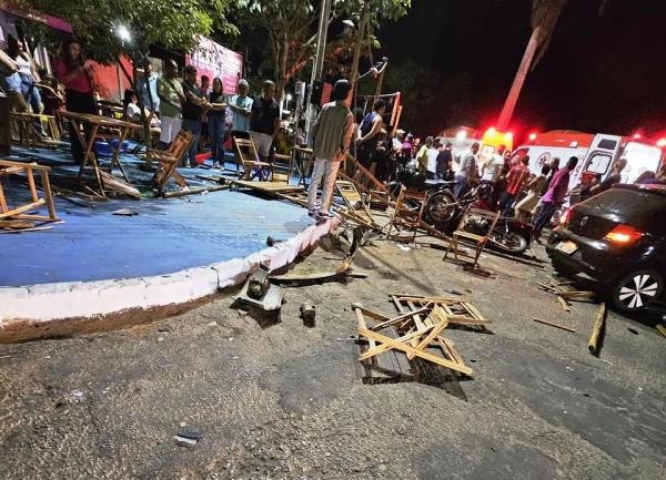 Carro invade canteiro central e atropela cinco pessoas no Centro de Caculé.