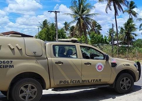 Homem é preso após tentar matar mulher com golpes de facão no município de Urandi; vítima está em estado grave.