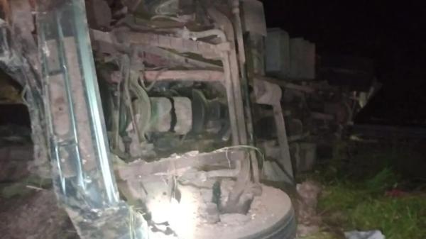 Motorista perde controle e carreta tomba na BR-030, em Guanambi.