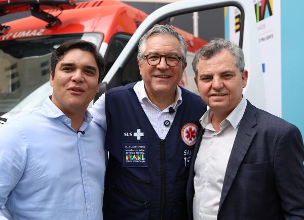 Deputado Vitor Bonfim entrega ambulância do SAMU para municípios.