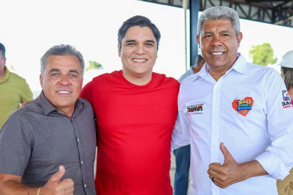 Governador Jerônimo Rodrigues visita obras em Maracás ao lado do deputado Vitor Bonfim e do prefeito Nelson Portela.