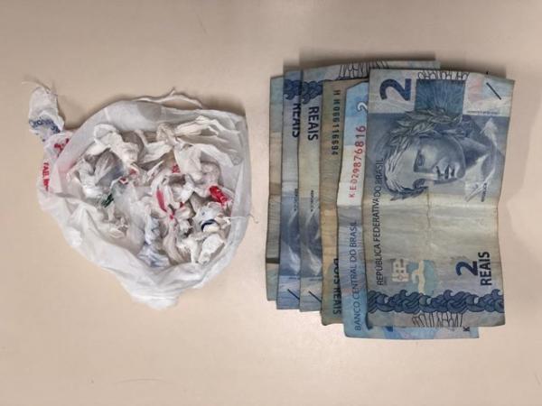 Homem é flagrado com pedras de crack e conduzido à delegacia em Caetité.
