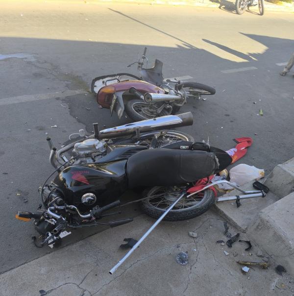 Duas pessoas ficam feridas após colisão entre motos no bairro Brasília, em Guanambi.