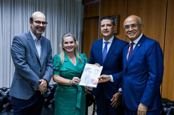 Ivana Bastos se emociona com homenagem a Anísio Teixeira no Relatório das Contas do Poder Executivo.