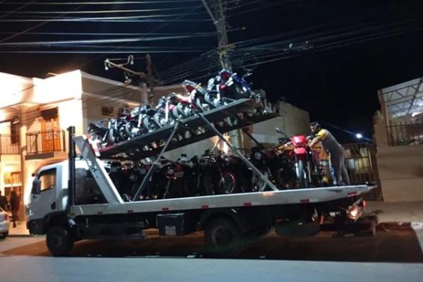 Operação da PM apreende 25 veículos durante carreata religiosa em Caetité.