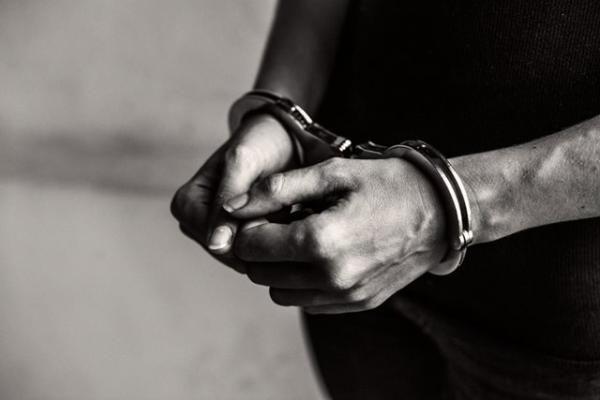 Pai é preso após ser acusado de praticar abuso sexual contra a filha de 15 anos em Guanambi.