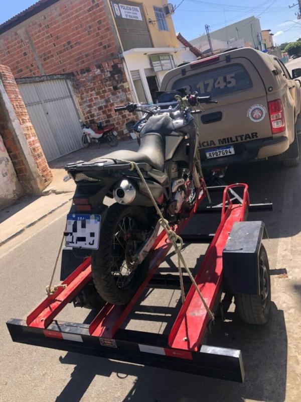 Polícia Militar de Iuiu recupera na zona rural moto furtada no interior de São Paulo.