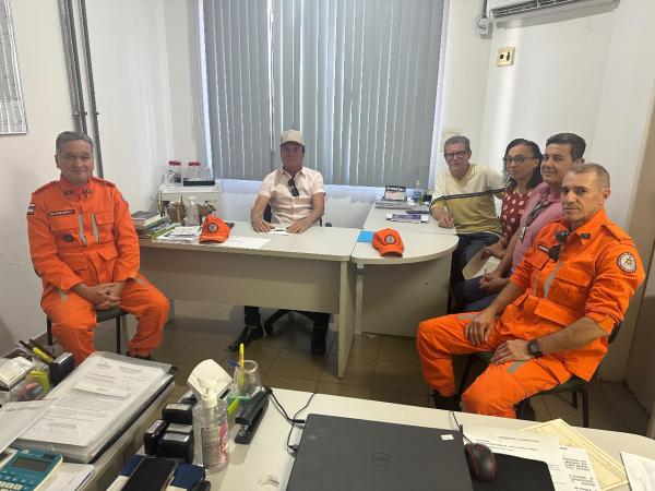 Secretaria de Meio Ambiente de Guanambi firma parceria com Bombeiros para prevenção e combate às queimadas urbanas.  